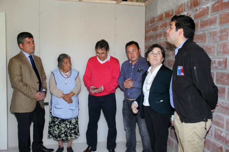 GOBIERNO INSPECCIONA AVANCE DE LA RECONSTRUCCIÓN EN VIVIENDAS DAÑADAS POR EL TERREMOTO DEL 16S
