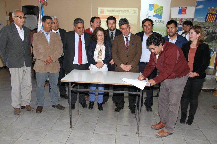 DESPUÉS DE 5 AÑOS EL GOBIERNO REGIONAL RETOMÓ OBRAS DEL ALCANTARILLADO EN HUENTELAUQUÉN NORTE