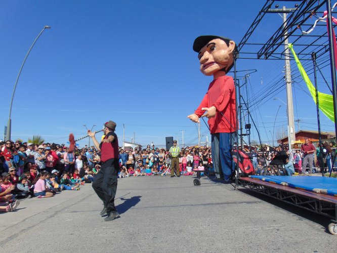 MUÑECO DE SEIS METROS RECORRIÓ LA REGIÓN ENTREGANDO UN MENSAJE PREVENTIVO