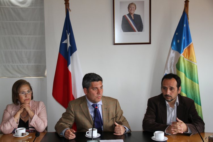 ADULTOS MAYORES ENTREGAN FIRMAN PARA LOGRAR REBAJA EN LAS TARIFAS DEL TRANSPORTE PÚBLICO