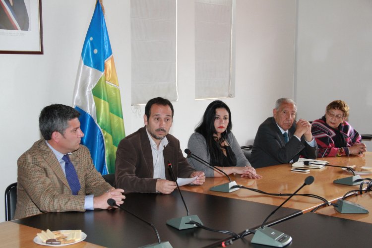 ADULTOS MAYORES ENTREGAN FIRMAN PARA LOGRAR REBAJA EN LAS TARIFAS DEL TRANSPORTE PÚBLICO