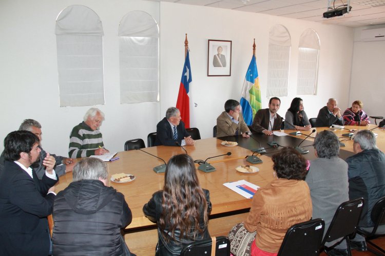 ADULTOS MAYORES ENTREGAN FIRMAN PARA LOGRAR REBAJA EN LAS TARIFAS DEL TRANSPORTE PÚBLICO