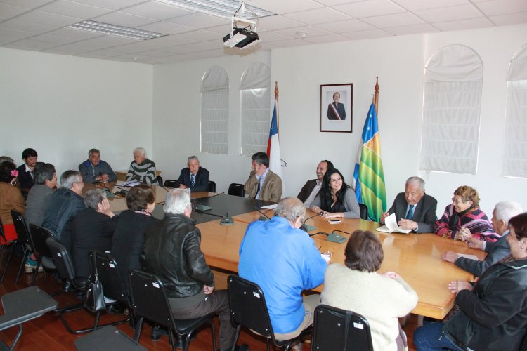 ADULTOS MAYORES ENTREGAN FIRMAN PARA LOGRAR REBAJA EN LAS TARIFAS DEL TRANSPORTE PÚBLICO