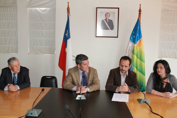 ADULTOS MAYORES ENTREGAN FIRMAN PARA LOGRAR REBAJA EN LAS TARIFAS DEL TRANSPORTE PÚBLICO