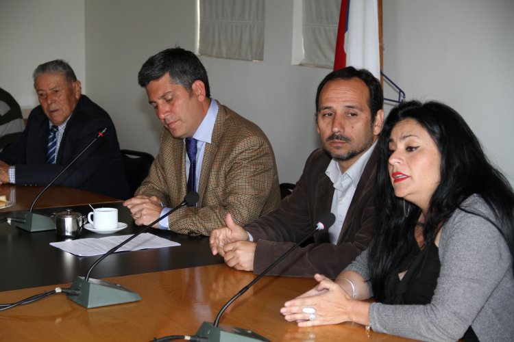 ADULTOS MAYORES ENTREGAN FIRMAN PARA LOGRAR REBAJA EN LAS TARIFAS DEL TRANSPORTE PÚBLICO