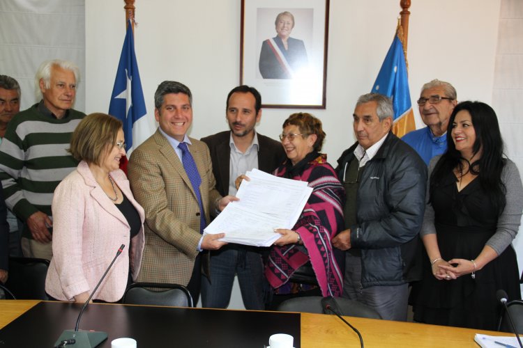 ADULTOS MAYORES ENTREGAN FIRMAN PARA LOGRAR REBAJA EN LAS TARIFAS DEL TRANSPORTE PÚBLICO