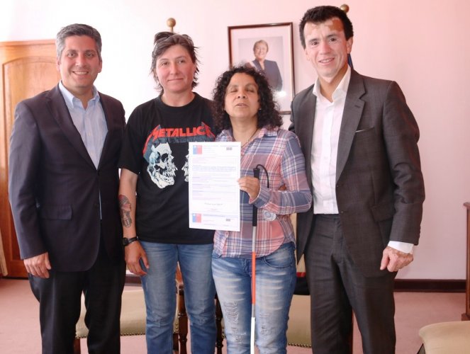 ENTREGAN SUBSIDIO HABITACIONAL POR DISCAPACIDAD VISUAL A PAREJA DE CONVIVIENTES