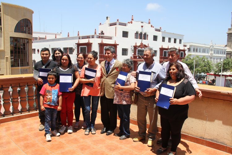 INTENDENTE IBÁÑEZ ENTREGA FONDO SOCIAL PRESIDENTA DE LA REPÚBLICA