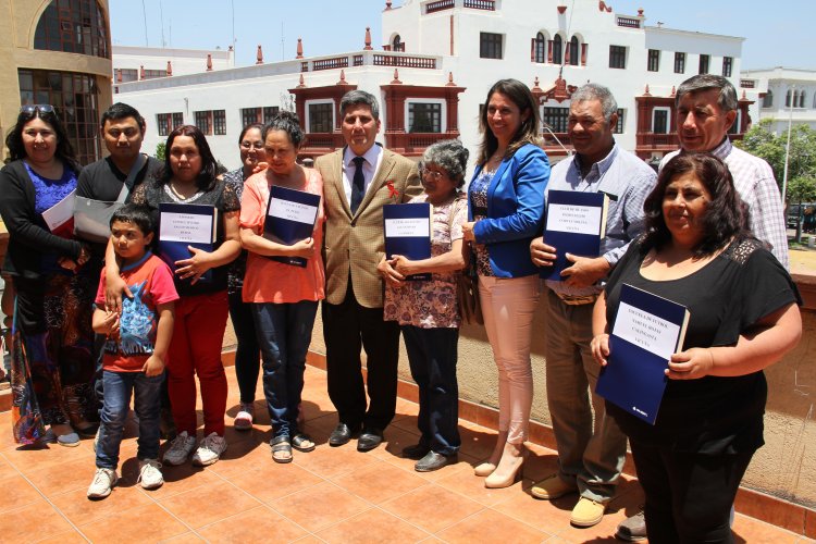 INTENDENTE IBÁÑEZ ENTREGA FONDO SOCIAL PRESIDENTA DE LA REPÚBLICA