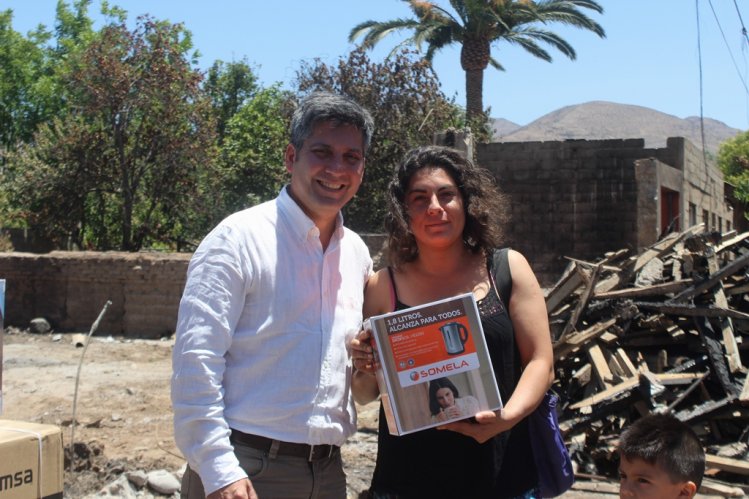 INTENDENTE REALIZA SIGNIFICATIVO APORTE A AFECTADOS POR GRAVE INCENDIO DE VICUÑA