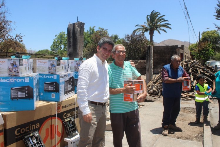 INTENDENTE REALIZA SIGNIFICATIVO APORTE A AFECTADOS POR GRAVE INCENDIO DE VICUÑA