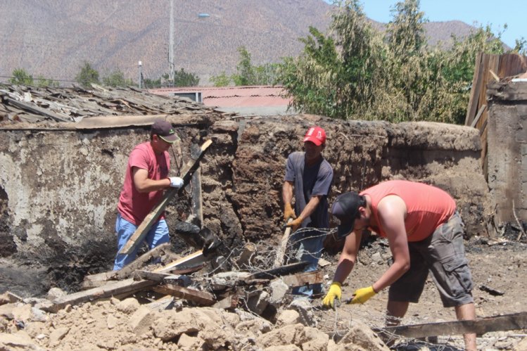 INTENDENTE REALIZA SIGNIFICATIVO APORTE A AFECTADOS POR GRAVE INCENDIO DE VICUÑA