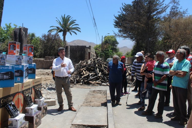 INTENDENTE REALIZA SIGNIFICATIVO APORTE A AFECTADOS POR GRAVE INCENDIO DE VICUÑA