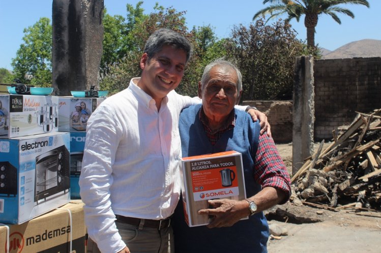 INTENDENTE REALIZA SIGNIFICATIVO APORTE A AFECTADOS POR GRAVE INCENDIO DE VICUÑA