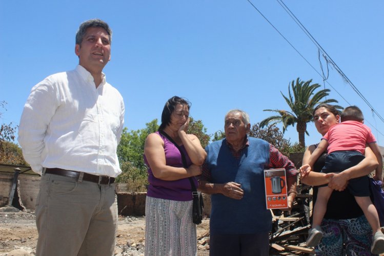 INTENDENTE REALIZA SIGNIFICATIVO APORTE A AFECTADOS POR GRAVE INCENDIO DE VICUÑA