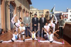 INTENDENTE IBÁÑEZ RECIBE A JÓVENES PROMESAS DE DANZA REGIONAL