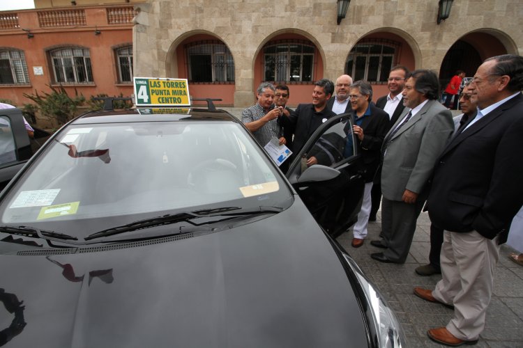 TRABAJADORES DE TAXICOLECTIVOS RECIBEN RECURSOS PARA MODERNIZAR SUS VEHÍCULOS