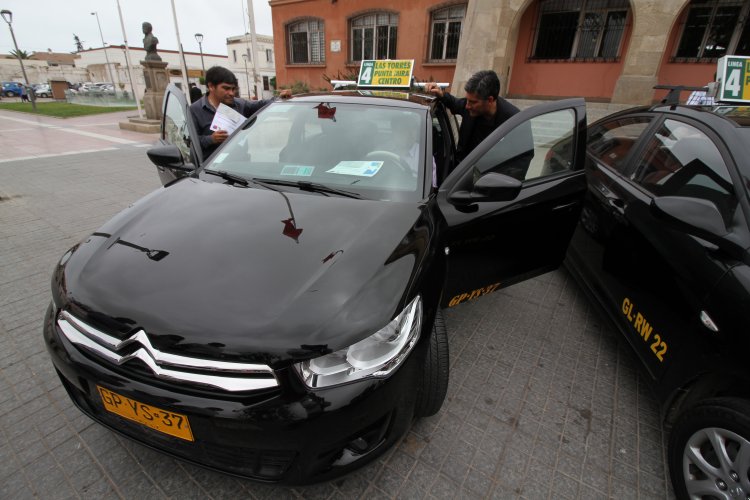 TRABAJADORES DE TAXICOLECTIVOS RECIBEN RECURSOS PARA MODERNIZAR SUS VEHÍCULOS