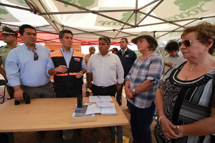 UN CENTENAR DE BRIGADISTAS, MAQUINARIA PESADA Y UN HELICÓPTERO LANZA AGUA TRABAJAN PARA CONTENER INCENDIO FORESTAL DE LOS VILOS