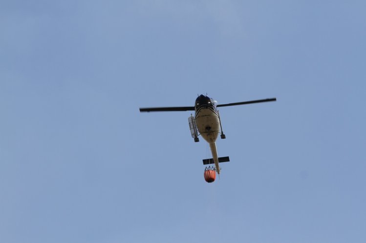 UN CENTENAR DE BRIGADISTAS, MAQUINARIA PESADA Y UN HELICÓPTERO LANZA AGUA TRABAJAN PARA CONTENER INCENDIO FORESTAL DE LOS VILOS