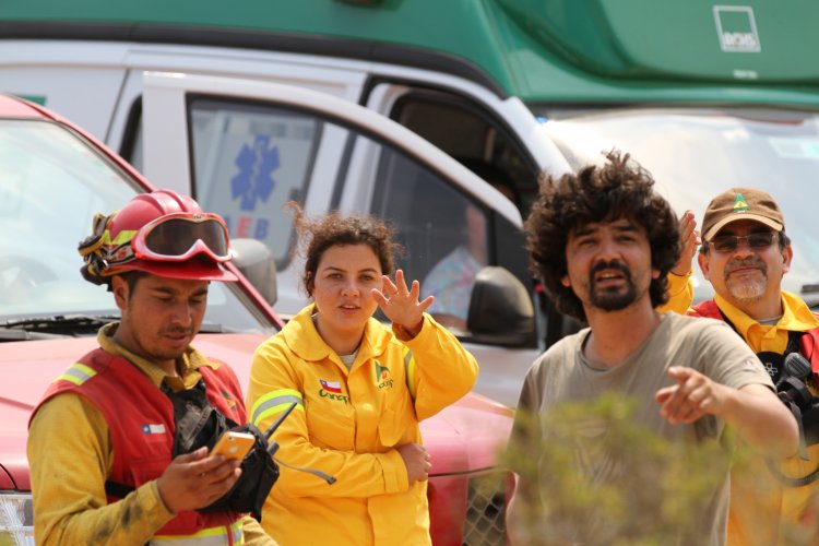 UN CENTENAR DE BRIGADISTAS, MAQUINARIA PESADA Y UN HELICÓPTERO LANZA AGUA TRABAJAN PARA CONTENER INCENDIO FORESTAL DE LOS VILOS