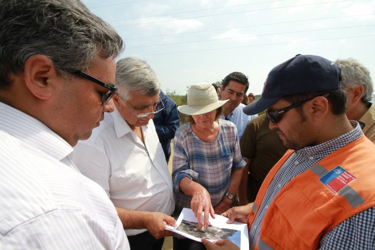 UN CENTENAR DE BRIGADISTAS, MAQUINARIA PESADA Y UN HELICÓPTERO LANZA AGUA TRABAJAN PARA CONTENER INCENDIO FORESTAL DE LOS VILOS