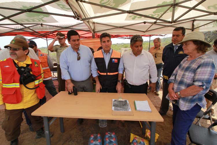 UN CENTENAR DE BRIGADISTAS, MAQUINARIA PESADA Y UN HELICÓPTERO LANZA AGUA TRABAJAN PARA CONTENER INCENDIO FORESTAL DE LOS VILOS