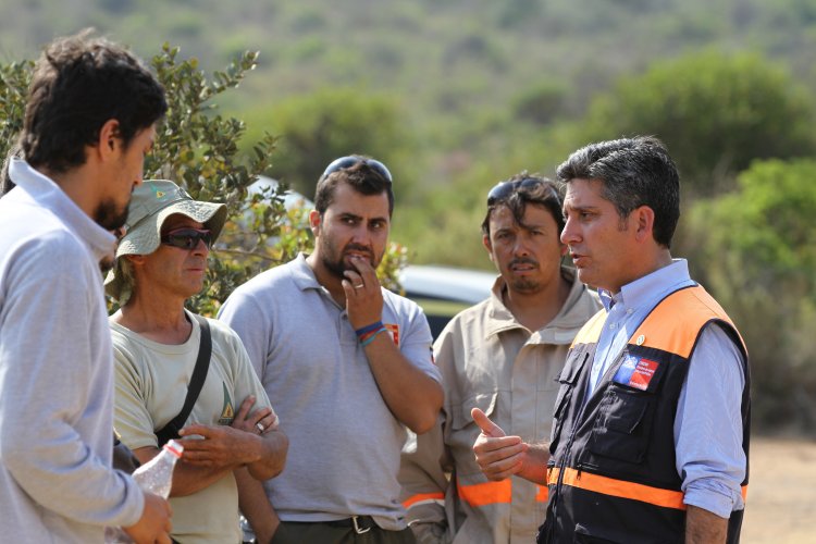UN CENTENAR DE BRIGADISTAS, MAQUINARIA PESADA Y UN HELICÓPTERO LANZA AGUA TRABAJAN PARA CONTENER INCENDIO FORESTAL DE LOS VILOS