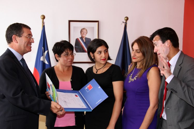 GOBIERNO ENTREGA SUBSIDIO ESPECIAL DE VIVIENDA A VECINA DE LA SERENA