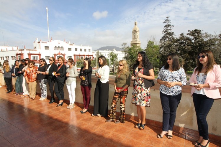 INTENDENTE IBÁÑEZ SALUDA A LAS FUNCIONARIAS DEL GOBIERNO EN EL DÍA INTERNACIONAL DE LA MUJER