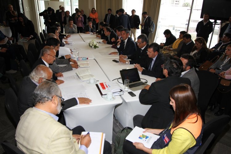 INTENDENTE IBÁÑEZ Y ALCALDES ABORDAN AVANCES DE LA RECONSTRUCCIÓN Y MEDIDAS CONTRA LA ESCASEZ HÍDRICA