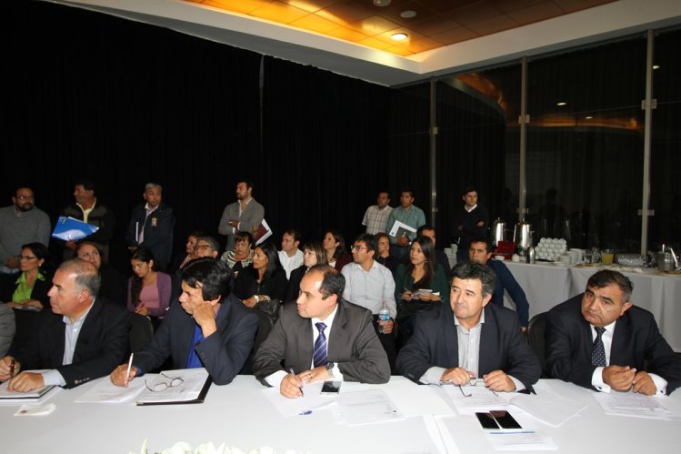 INTENDENTE IBÁÑEZ Y ALCALDES ABORDAN AVANCES DE LA RECONSTRUCCIÓN Y MEDIDAS CONTRA LA ESCASEZ HÍDRICA