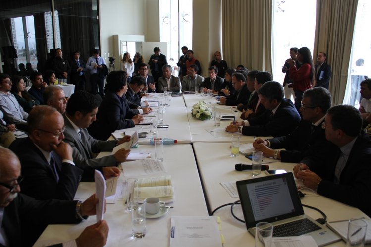 INTENDENTE IBÁÑEZ Y ALCALDES ABORDAN AVANCES DE LA RECONSTRUCCIÓN Y MEDIDAS CONTRA LA ESCASEZ HÍDRICA