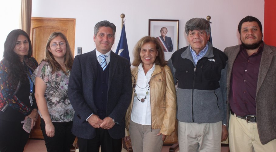 INTENDENTE IBÁÑEZ DONA COMPUTADOR A DAMNIFICADO POR INCENDIO EN VICUÑA