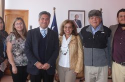 INTENDENTE IBÁÑEZ DONA COMPUTADOR A DAMNIFICADO POR INCENDIO EN VICUÑA