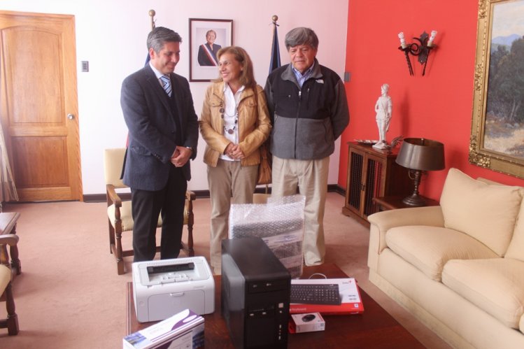 INTENDENTE IBÁÑEZ DONA COMPUTADOR A DAMNIFICADO POR INCENDIO EN VICUÑA