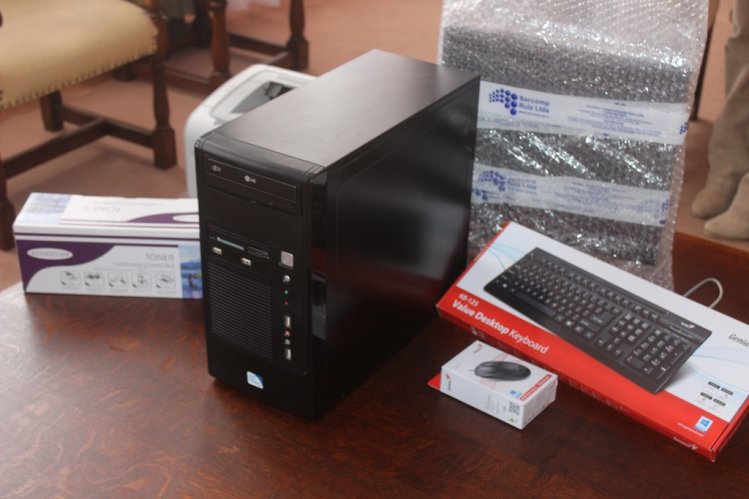 INTENDENTE IBÁÑEZ DONA COMPUTADOR A DAMNIFICADO POR INCENDIO EN VICUÑA