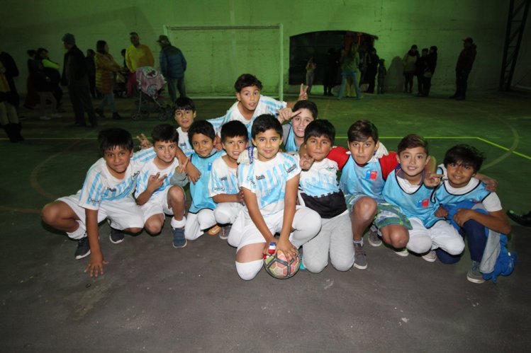 DEPORTISTAS DE TONGOY DISFRUTAN SU NUEVA MULTICANCHA ENTREGADA POR EL GOBIERNO