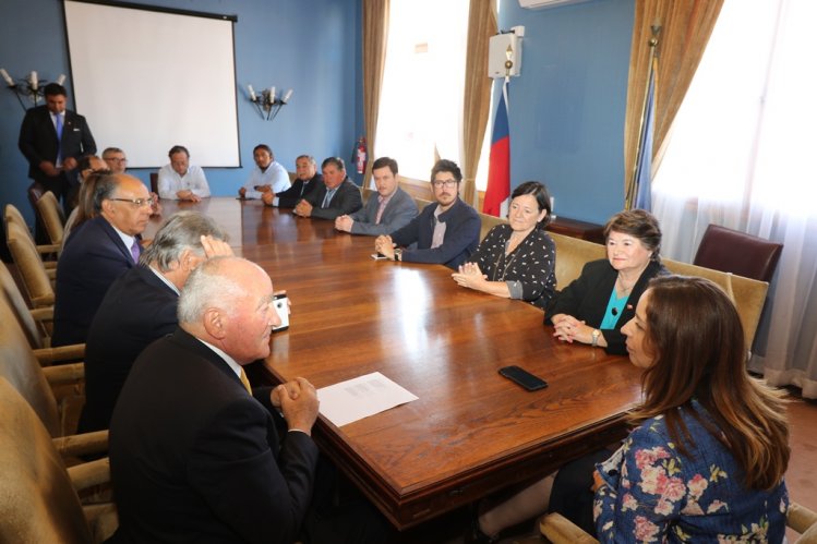 CONSEJO REGIONAL EN PLENO Y MUNICIPIOS ENTRE LOS SALUDOS PROTOCOLARES A LA INTENDENTA LUCÍA PINTO
