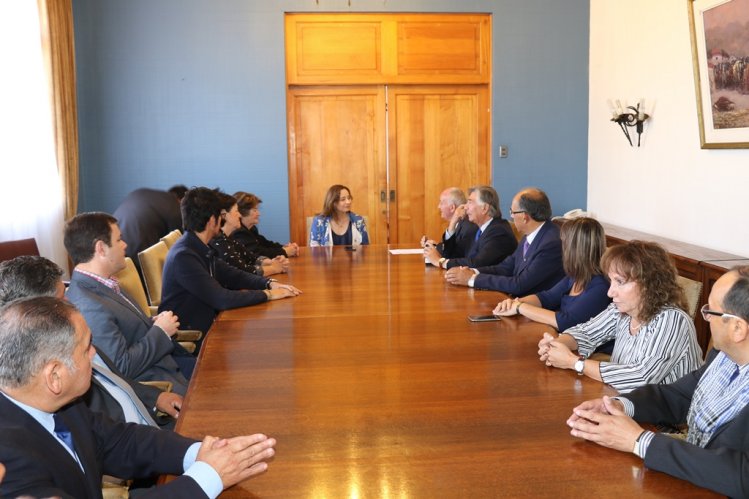 CONSEJO REGIONAL EN PLENO Y MUNICIPIOS ENTRE LOS SALUDOS PROTOCOLARES A LA INTENDENTA LUCÍA PINTO