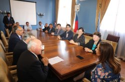 CONSEJO REGIONAL EN PLENO Y MUNICIPIOS ENTRE LOS SALUDOS PROTOCOLARES A LA INTENDENTA LUCÍA PINTO