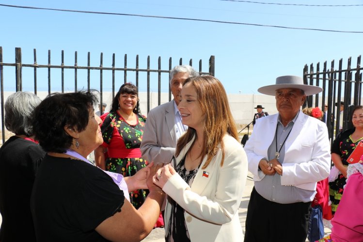 ADULTOS MAYORES DE LAS COMPAÑÍAS COMPARTEN CON INTENDENTA LUCÍA PINTO