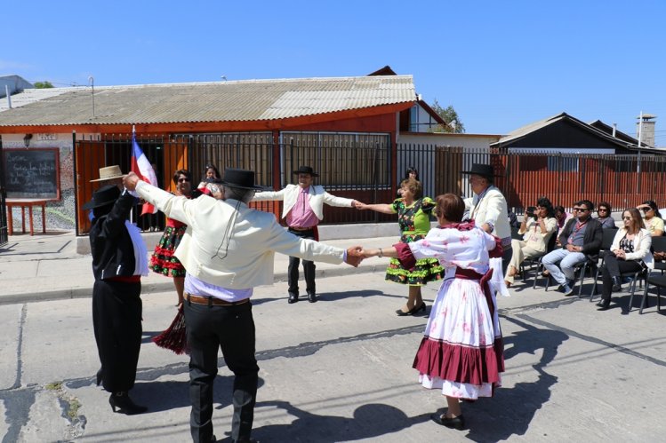 ADULTOS MAYORES DE LAS COMPAÑÍAS COMPARTEN CON INTENDENTA LUCÍA PINTO