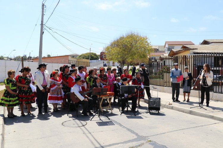 ADULTOS MAYORES DE LAS COMPAÑÍAS COMPARTEN CON INTENDENTA LUCÍA PINTO