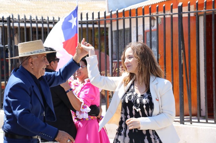 ADULTOS MAYORES DE LAS COMPAÑÍAS COMPARTEN CON INTENDENTA LUCÍA PINTO