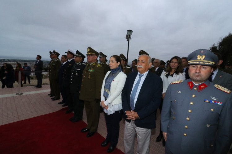 CARABINEROS COMIENZA SU MES DE ANIVERSARIO RINDIENDO HONOR A LA BANDERA BICENTENARIO