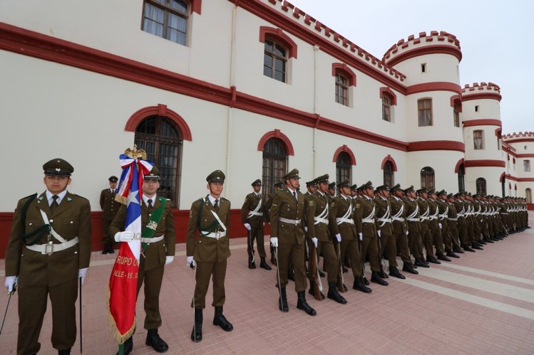 CARABINEROS COMIENZA SU MES DE ANIVERSARIO RINDIENDO HONOR A LA BANDERA BICENTENARIO