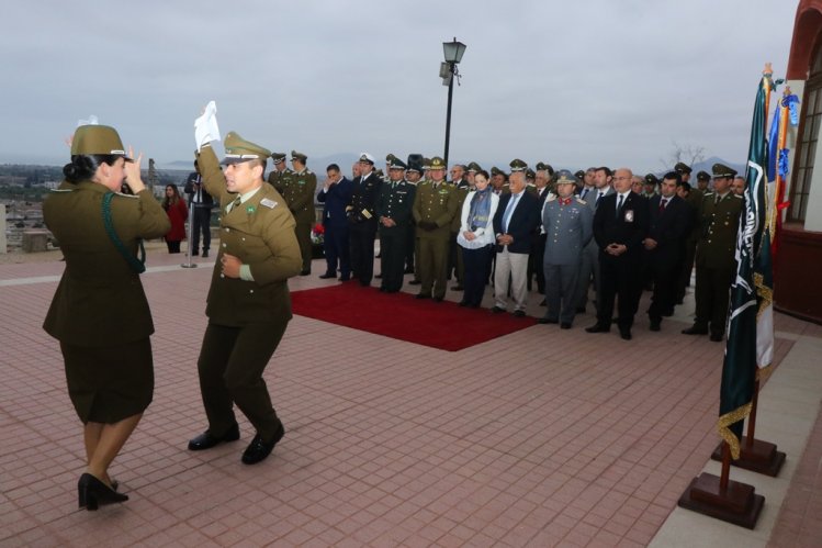 CARABINEROS COMIENZA SU MES DE ANIVERSARIO RINDIENDO HONOR A LA BANDERA BICENTENARIO