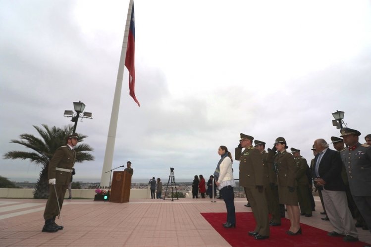 CARABINEROS COMIENZA SU MES DE ANIVERSARIO RINDIENDO HONOR A LA BANDERA BICENTENARIO