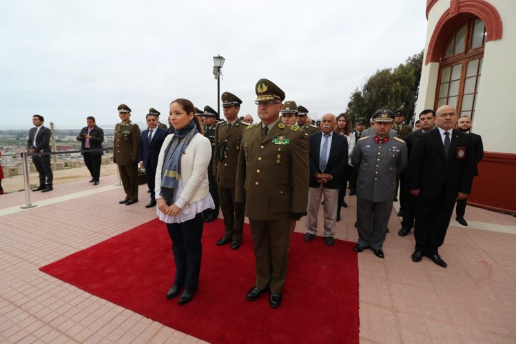 CARABINEROS COMIENZA SU MES DE ANIVERSARIO RINDIENDO HONOR A LA BANDERA BICENTENARIO